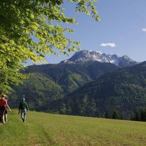 Schimanberg - Zwei Personen gehen spazieren