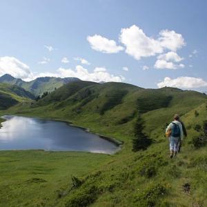 Zollner See - Ein See der von vielen grünen Hügeln umgeben ist