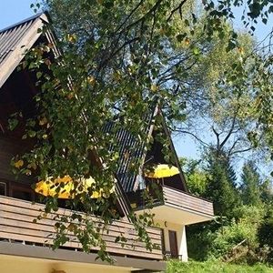Ein Blick auf ein Haus mit Balkon und einen Baum davor