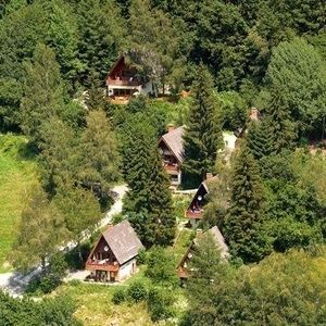 Eine Vogelperspektive eines kleinen Dorfes