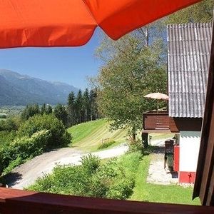 Sicht vom Balkon aus auf eine Grünfläche