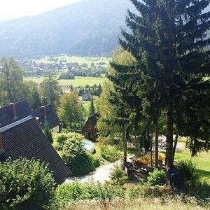 Eine Grüne Landschaft mit Bergen im Hintergrund