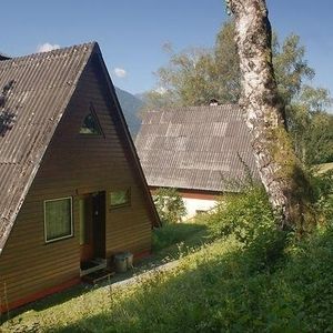 Ein dreieckiges Haus steht in der Landschaft