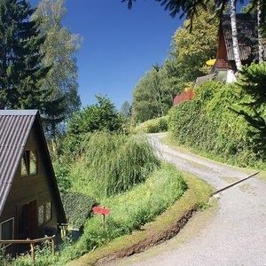 Ein Weg mit Häusern die nach oben führt