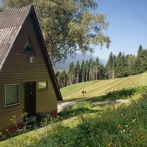 Ein Haus auf einem schrägen Hügel