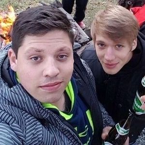 Zwei Jungs machen ein Bild zusammen