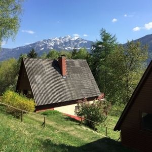 Ein Haus steht in einer grünen Landschaft