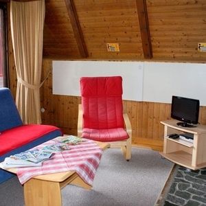 Ein Raum mit vielen Holzverkleidungen und Möbeln