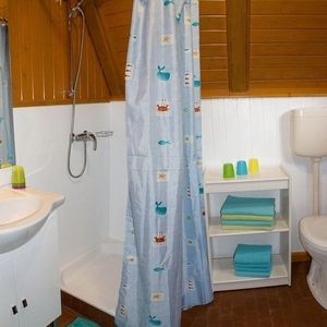 Ein Badezimmer mit einem blauen Duschvorhang