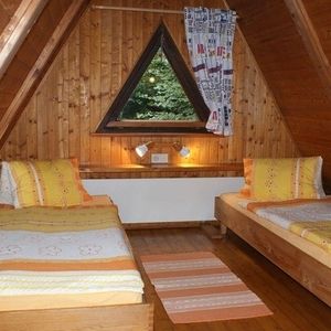 Ein Raum mit zwei Holzbetten