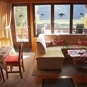 Ein Raum zum gemeinsamen Essen, im Hintergrund ist einer Landschaft zu erkennen