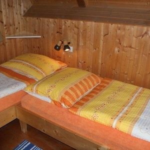 Zwei Betten mit Bettbezügen