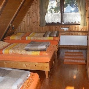 Drei Betten mit Bettbezügen