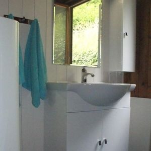 Eine Aufnahme eines Waschbeckens mit Badezimmer Unterschrank