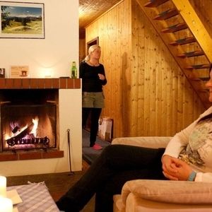 Zwei Gäste entspannen zu Zweit im Wohnzimmer