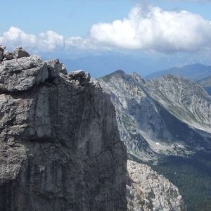 Blick auf mehrere Berge von oben