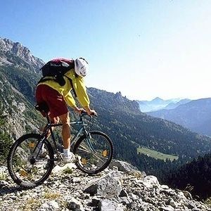 Ein Mann fährt einen steinigen Pfad entlang