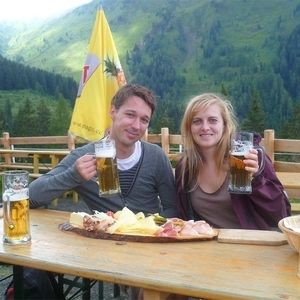 Ein Paar sitzt am Tisch und isst