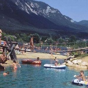 Mehrere Personen baden in einem See