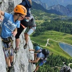 Eine Familie erklimmt einen Berg