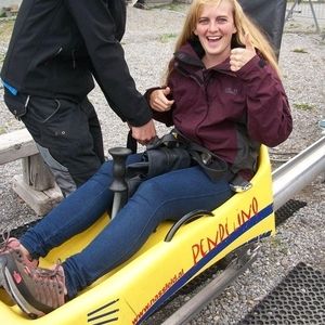Ein Frau sitzt in einem gelben Schlauchboot