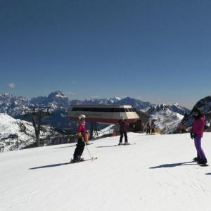 Ski lift with skiers in front